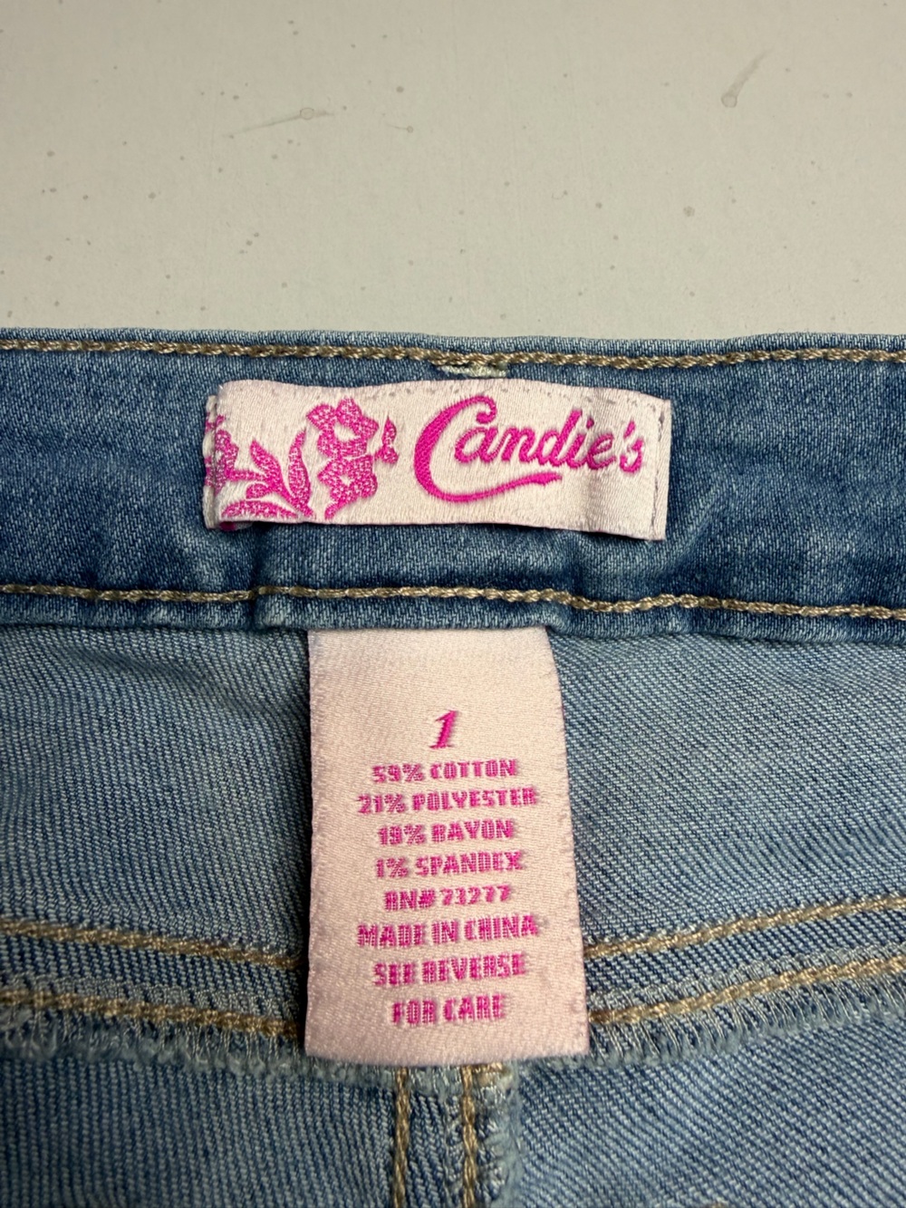 Candie’s Denim Shorts Women’s Size 1 Light Wash Jewel Embellished Cuffed Hem Y2K - Picture 5 of 7